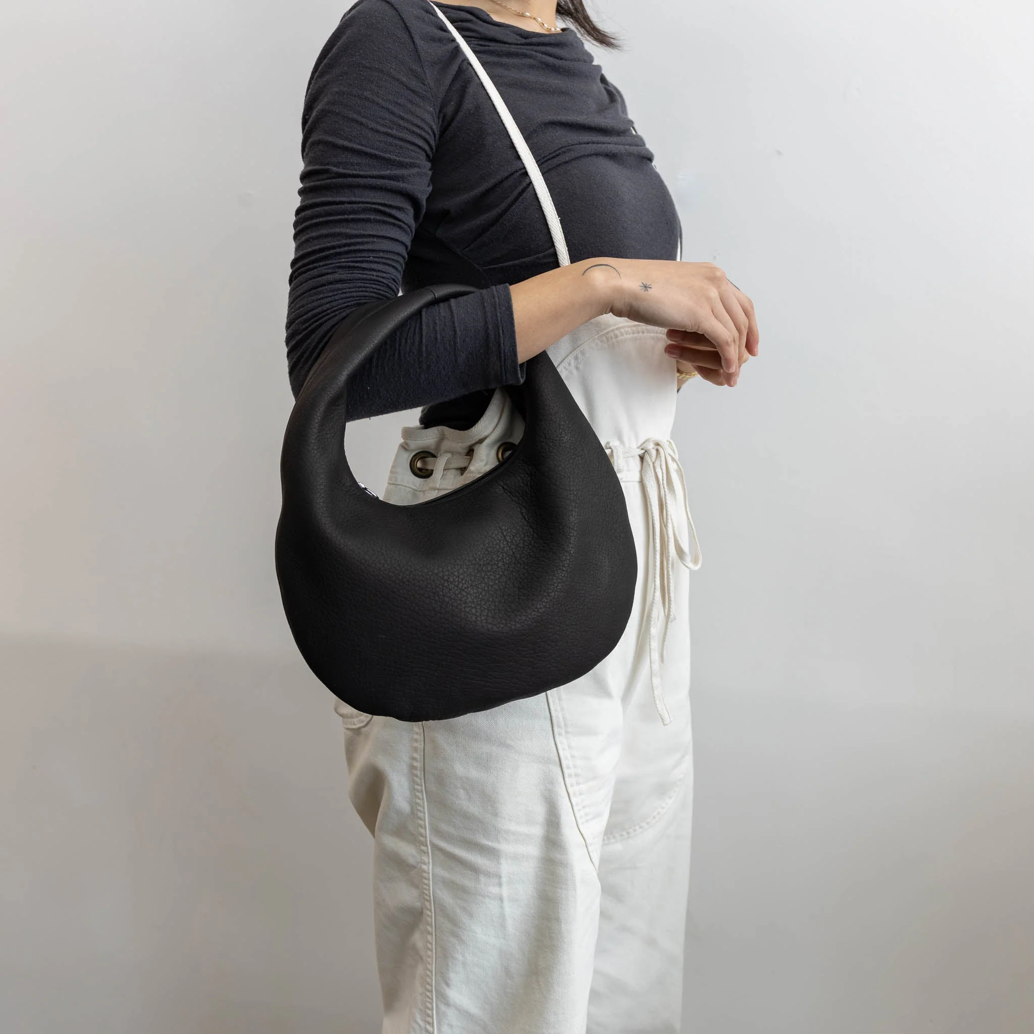 Aeta Deer Leather Round Bag Medium DA59 - Image 3