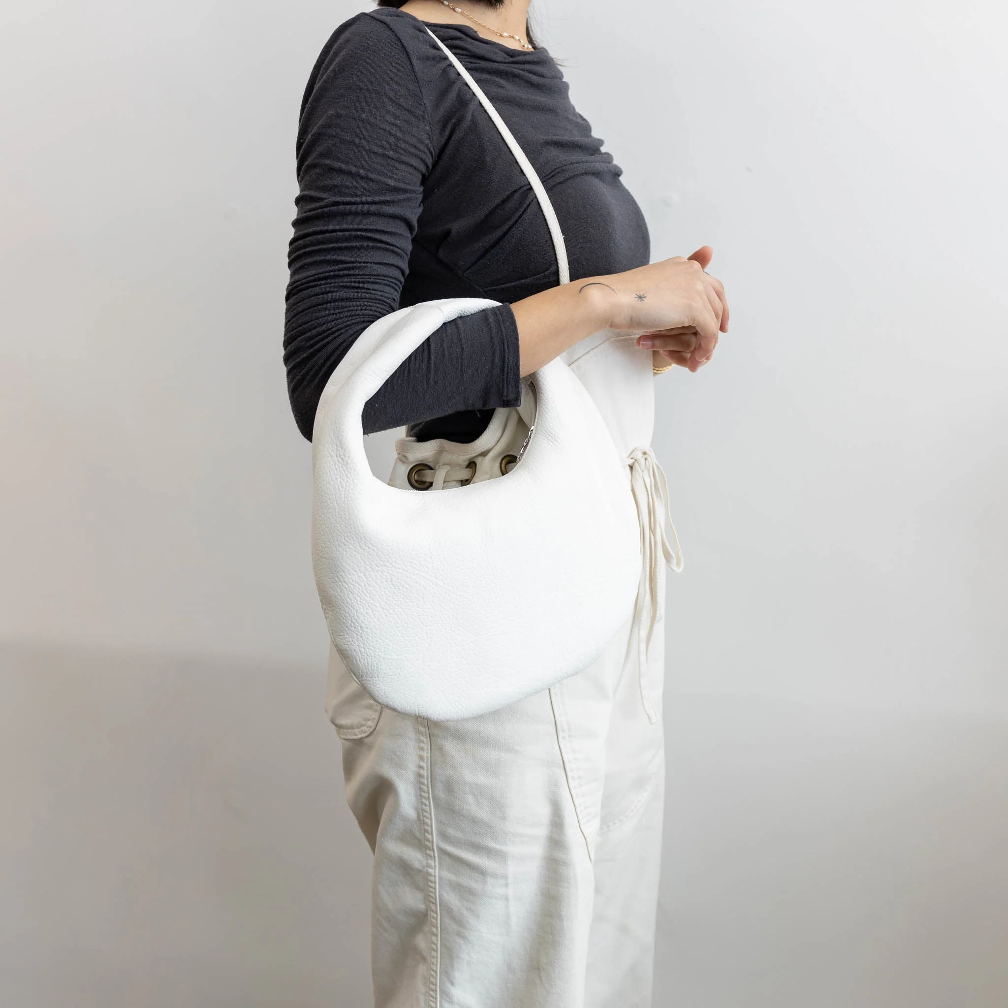 Aeta Deer Leather Round Bag Medium DA59 - Image 4
