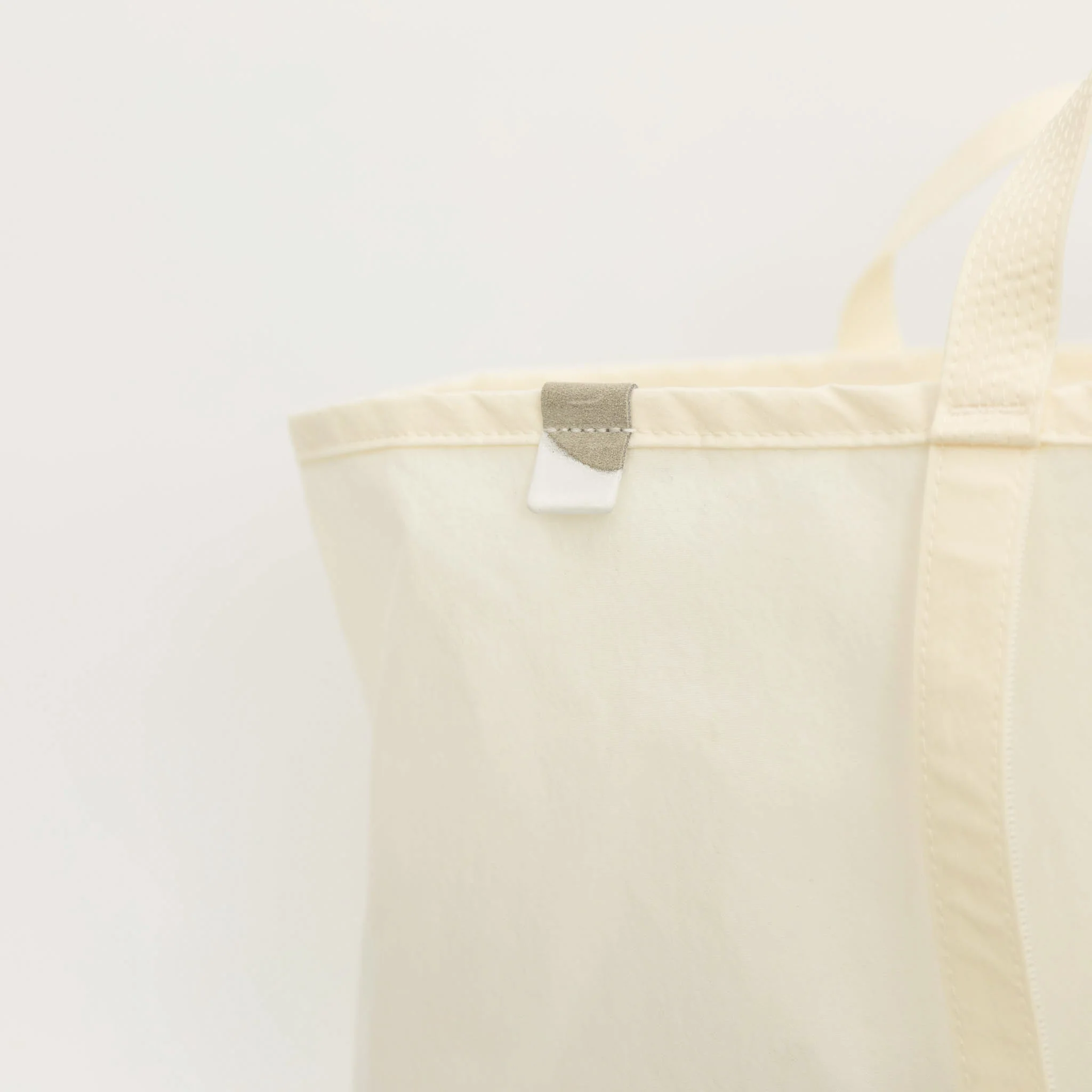 ANUNFOLD Travel Tote - White - Image 4