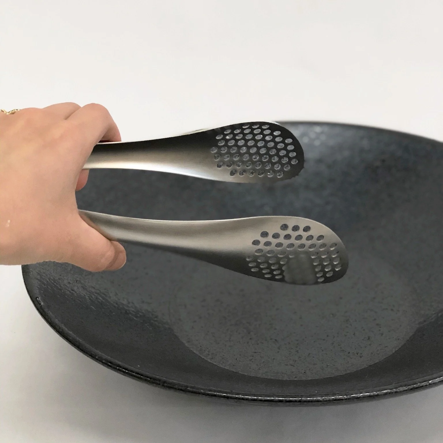 Sori Yanagi Stainless Tongs with Holes [TS011] - Image 3