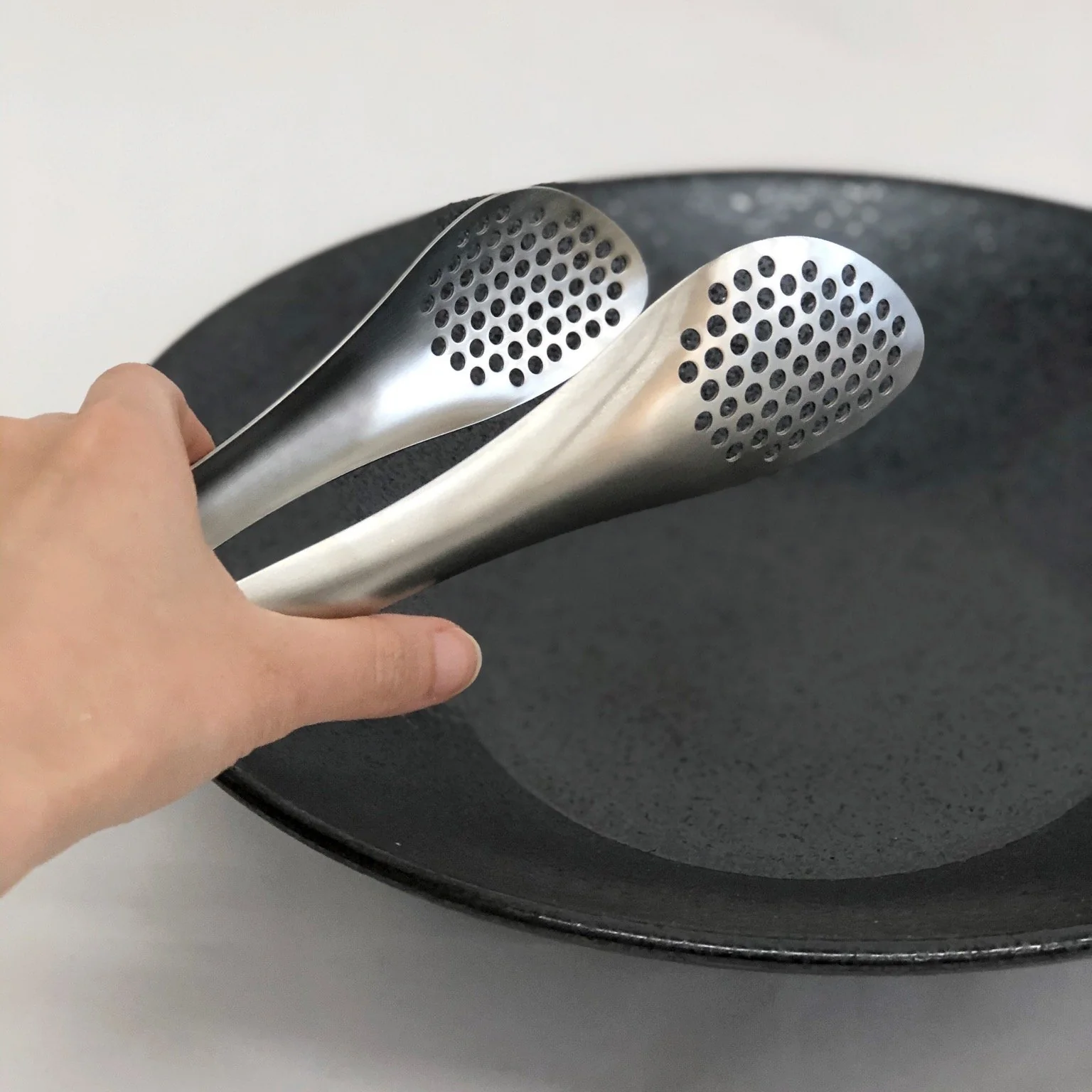 Sori Yanagi Stainless Tongs with Holes [TS011] - Image 4