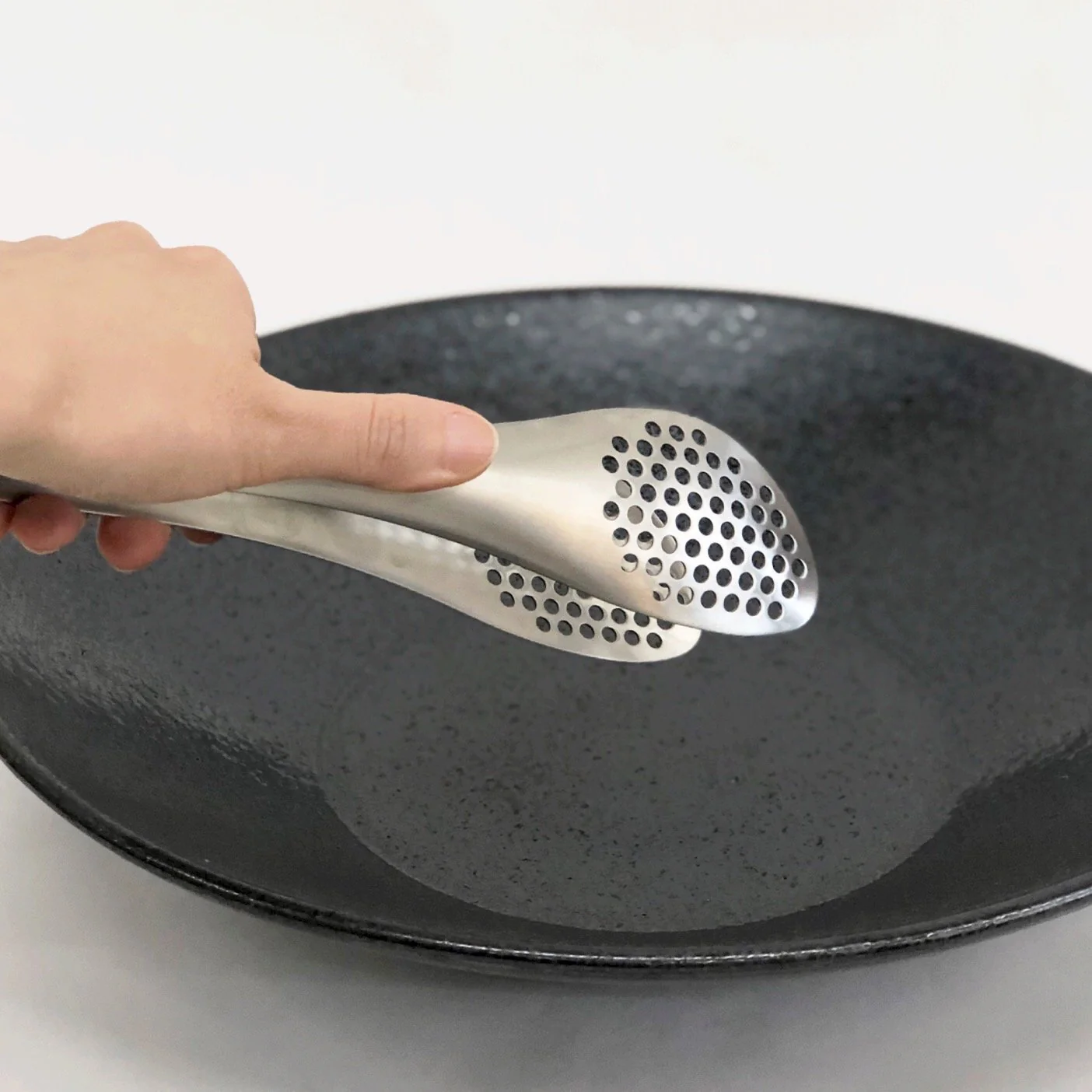 Sori Yanagi Stainless Tongs with Holes [TS011] - Image 5
