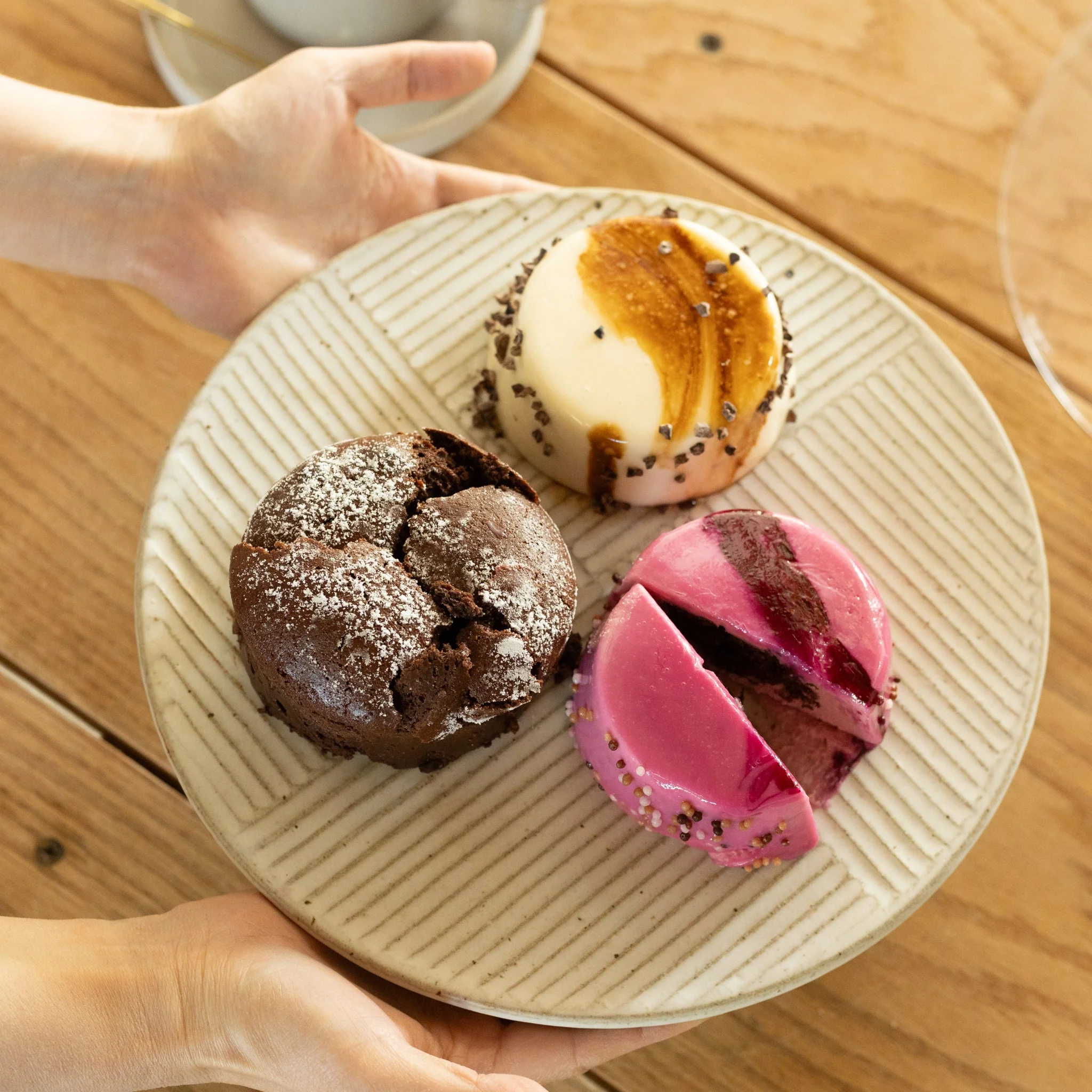 Tomoro Cake Stand - Image 3